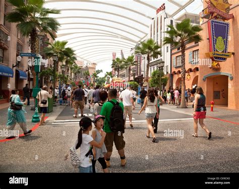 Street scene, Universal Studios Sentosa Island, Singapore Stock Photo - Alamy