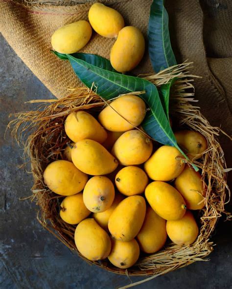 Riped Yellow Mangoes on a Hay Basket · Free Stock Photo