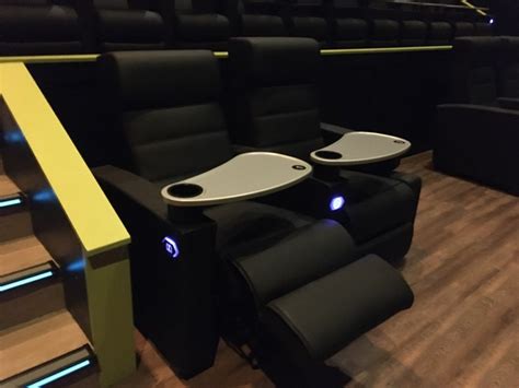 2 Warwick movie theaters prepare to debut major renovations | WPRI.com