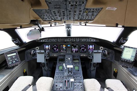 HI-TECH Automotive: Bombardier Global 5000 cockpit