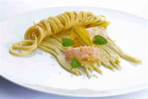 Spaghettoni quadrati with lemongrass, squash blossoms and scampi | Italian Pasta De Cecco Recipes