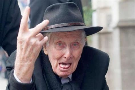 Defiant till the last: Ronnie Biggs' funeral wreath is shaped like two-fingered salute | Daily Star