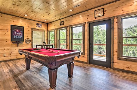 Modern Cabin w/ Hot Tub & Game Room in Gatlinburg! | Evolve