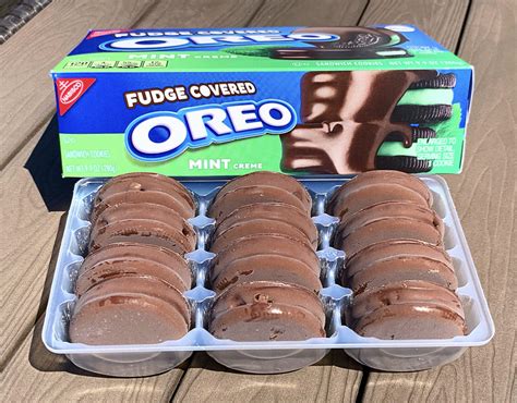 REVIEW: Mint Creme Fudge Covered Oreos - Junk Banter