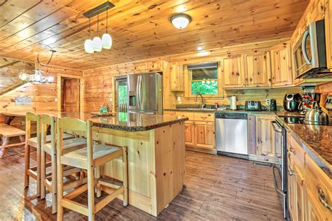 New! Spacious Gatlinburg Cabin: Hot Tub & Theater! in Gatlinburg w/ 4 BR (Sleeps14)