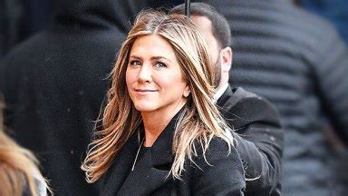 Jennifer Aniston Rocks Leather Pants: See Sexy Look – Hollywood Life