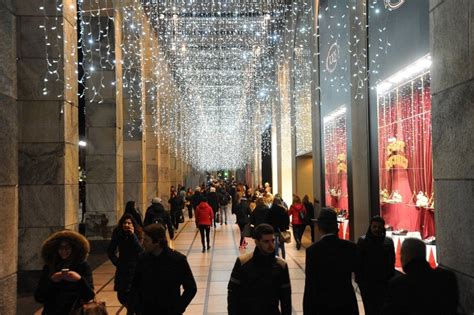 Milano, cascata di luci sulla Rinascente: aria di Natale in centro - la Repubblica