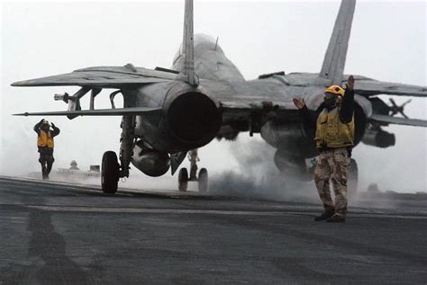 F-14 Tomcat, wings folded and repositioning after landing. | Fighter ...