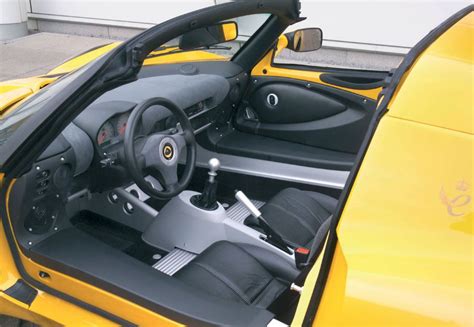 Lotus Elise (2020) Interior Layout, Dashboard & Infotainment | Parkers