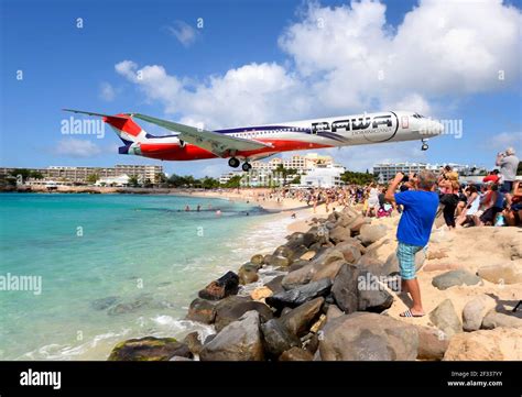 PAWA Dominicana MD-83 plane extreme low approach over Maho Beach, St ...