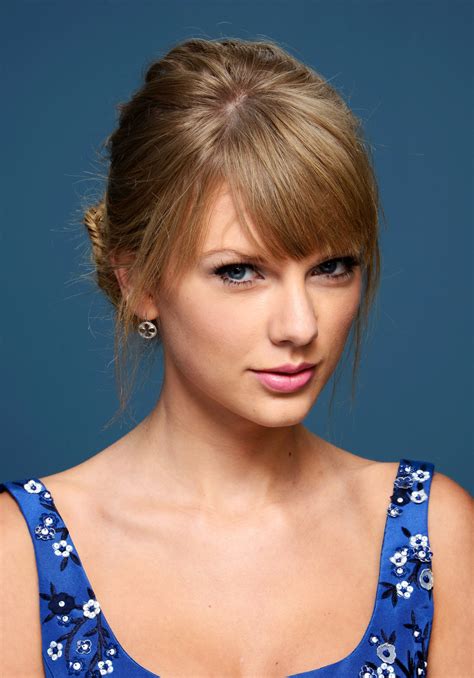 Wallpaper : Taylor Swift, singer, blonde, women, simple background, blue eyes 2000x2862 ...
