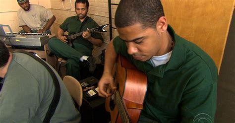 Sing Sing inmates perform, change their lives with music - CBS News