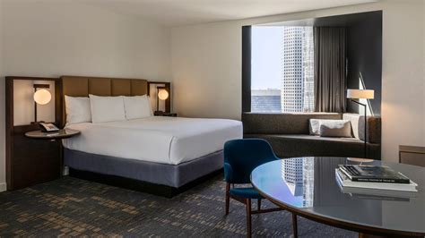 Hotel Rooms & Suites in Downtown Houston | Hyatt Regency Houston