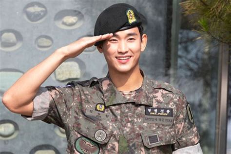 300 fans welcome Kim Soo-hyun as he completes military service, Entertainment News - AsiaOne