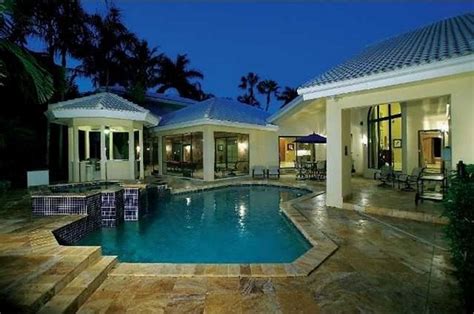 Step Inside Ariana Grande’s House in Florida | Celebrity Homes