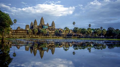 Majestic Angkor Wat: A Stunning HD Wallpaper