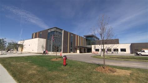 Louis Riel School Division's new school built with students in mind | CBC News