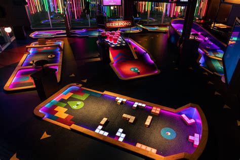 A Gigantic Tech-Infused Mini Golf Concept Bar Has Opened In Oakbrook Center