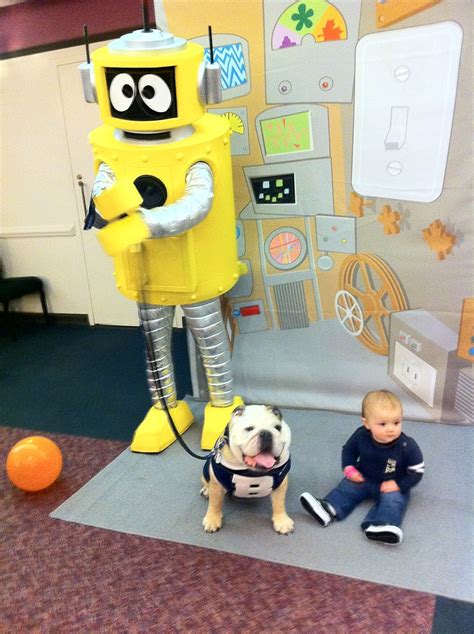 Chillin' w/ Plex. He's a magic robot! @yogabbagabba at @cl… | Flickr