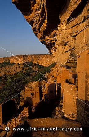 Photos and pictures of: Abandoned cliff dwellings on the Bandiagara ...