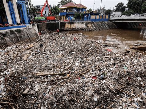 Sungai Tercemar! Sanksi Ini Mengintai Warga yang Buang Sampah ke Sungai - Artikel dan berita ...