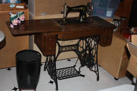 Sewing Machine- Singer foot pedal in cabinet : Lot 178