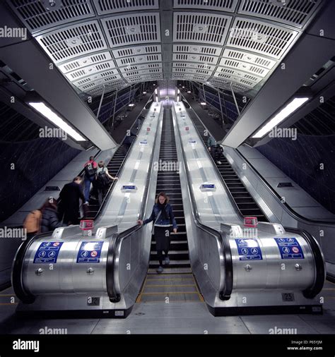 Escalators london bridge underground station hi-res stock photography ...