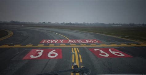 Aircraft TechnicAirport Runway Markings and Signs Explained - Aircraft ...