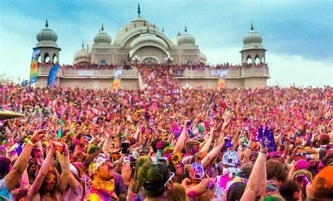 How to Experience the 2017 Holi Festival in Style