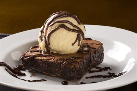 Brownie Del Chocolate Con Helado De Vainilla Foto de archivo - Imagen de fresco, gente: 70191682