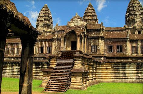 35 Amazing Photos from the Ruins of Angkor Wat Vishnu Temple in Cambodia