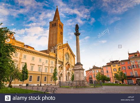 Download this stock image: Piacenza, medieval town, Italy. Piazza Duomo in the city center with ...