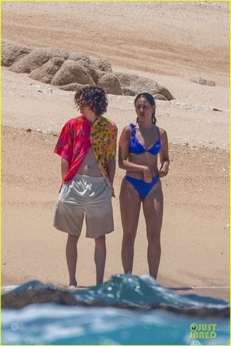 Photo: timothee chalamet eiza gonzalez on beach in mexico 10 | Photo ...