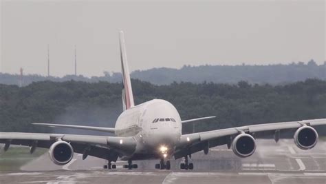 Dramatic video captures Airbus A380 landing in strong crosswind