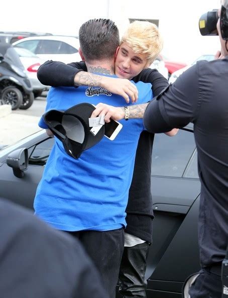 Justin Bieber Attends West Coast Custom Shop Opening, Drives Audi R8 - autoevolution