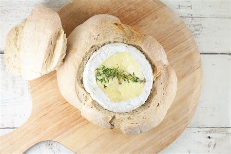 Baked camembert in bread | Ohmydish