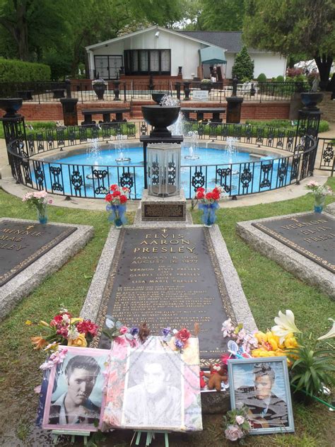 Elvis Presley grave, Graceland, Memphis, Tennessee – Mississippi Blues Travellers