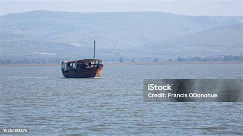 Perahu Nelayan Tradisional Berlayar Di Atas Danau Galilea Israel Foto ...