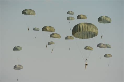 535th AS crews drop Army paratroopers > 15th Wing > Article Display