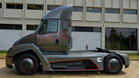 Surprise! Cummins Unveils an All-Electric Semi Truck Ahead of Tesla ...