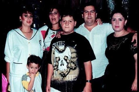 Pablo Escobar with his family : r/narcos