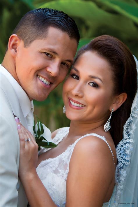 The Wedding Photographer: Posing the Bride, Groom and Couple