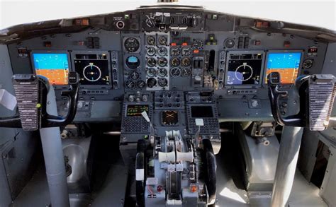 Nolinor Aviation modernizes 10 Boeing 737-200s with UA glass cockpit ...