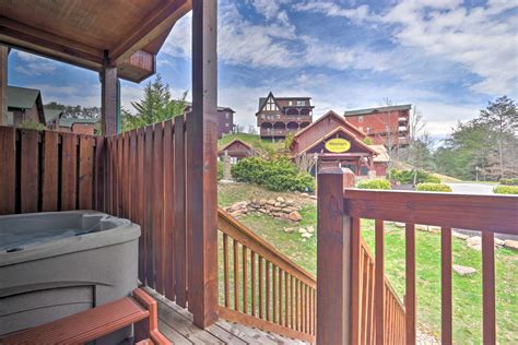 New! Luxe, Cozy Cabin W/ Hot Tub & Pool Near Town! in Pigeon Forge w/ 1 BR (Sleeps7)