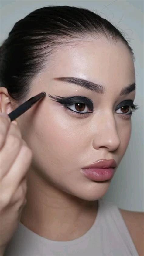 Black Swan Makeup Tutorial, Halloween Costume Idea | Black swan makeup, Black swan costume ...