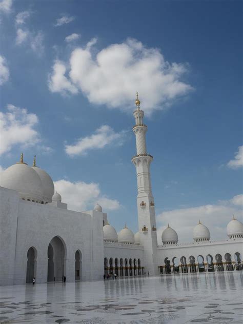 mosque in abu dhabi 11793971 Stock Photo at Vecteezy