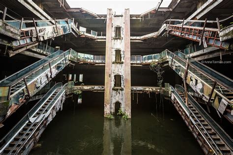 Centre commercial New World à Bangkok. | Abandoned malls, Abandoned places, Abandoned