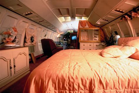 Inside Boeing 727 passenger plane converted into three bedroom home ...