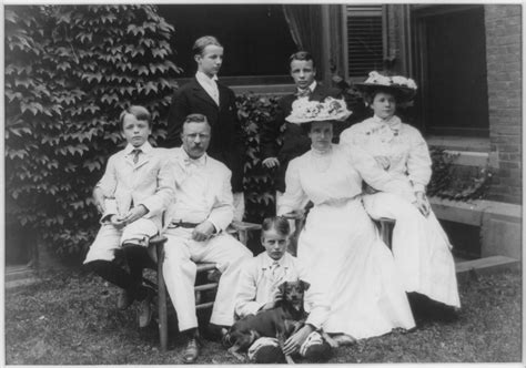 File:Theodore Roosevelt and Family - 24 August 1907.jpg - Wikimedia Commons