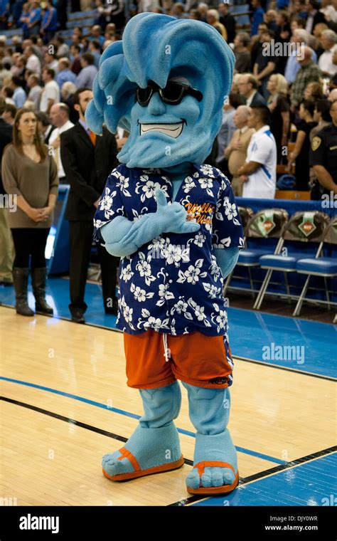 College basketball mascot hi-res stock photography and images - Alamy